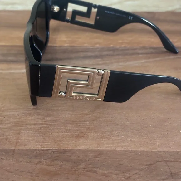 Versace - Picture 5 of 8